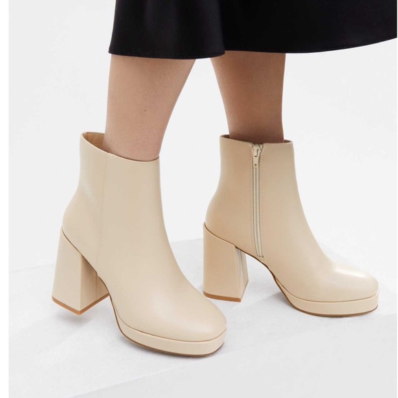 New in box Rialto Cream winter white Chunky Heel Boots Classic 7 1/2 - Picture 4 of 16